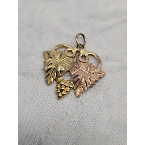 10K Black Hills Gold Pendant Necklace Leaves Grapes Charm Jewelry Native